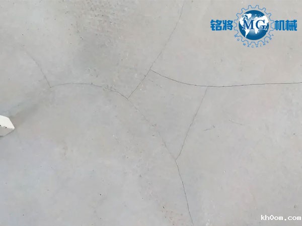 都说石膏基自流平抗开裂，可为啥到处开裂？